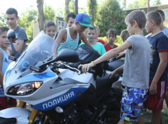 Полицейские Волгограда вышли на массовую зарядку