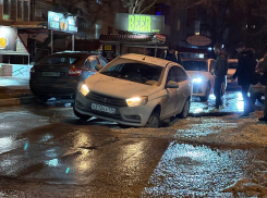 В огороженный банановыми коробками провал рухнула машина в Волгограде