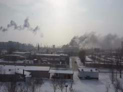 На железнодорожной станции в Волгограде загорелся ангар 