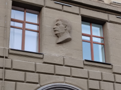 Барельеф Сталина вернули на место рядом с Лениным в центре Волгограда