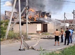 Компания про производству тары горит на юге Волгограда  —  видео 