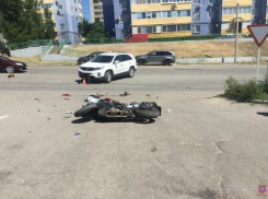 Мотоциклист выжил при столкновении с кроссовером в Волгограде