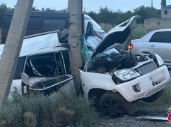 В сплющенном автомобиле погибла девушка в Волгоградской области