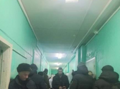 Адская очередь из больных образовалась в поликлинике Волгограда №16