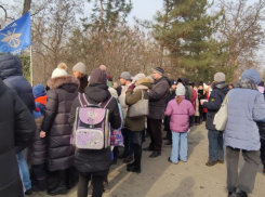 Волгоградцы выстроились в гигантские очереди за кашей и чаем на «Солдатском привале»