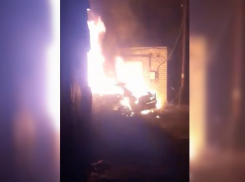 Горящий на территории гаражного кооператива Lifan Solano попал на видео в Волгограде
