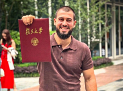 Наследник миллиардной соковой империи показал, что делает руками