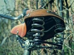 Неторопливого велосипедиста сбил водитель за рулем Citroen и протаранил столб в Волжском