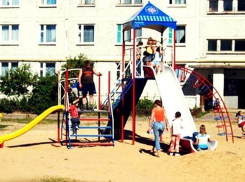 Жительница Волжского стреляла из пистолета в детей на площадке