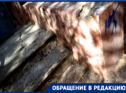 «Ступеньки обвалились, будто их грызли по ночам»: через полосу препятствий идут домой жители дома в Волгограде