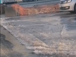 В опасный перекресток превратил коммунальный прорыв дорогу на севере Волгограда