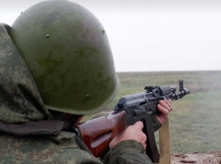 Волгоградских мобилизованных учат стрелять в противогазах