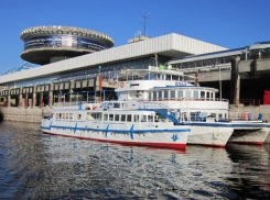 Экипаж теплохода спас подростка, дрейфующего на льдине посреди Волги в Волгограде