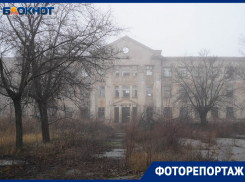 «Мы катимся ко дну, разворовали всю страну»: в Волгограде превратили в руины огромную воинскую часть