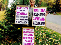 Волгоградка вышла на одиночный пикет потребовать возврата дооптимизированной медицины