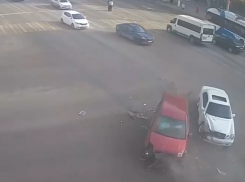 «Ни за что прилетело»: лобовое столкновение иномарок в центре Волгограда попало на видео 