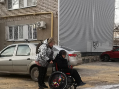 В Волгограде полностью очистили дорогу во дворе, где живет 11-летний мальчик с ДЦП: видео 