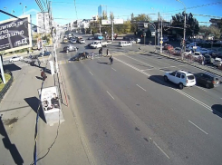 Скрывшийся после аварии с пешеходом водитель «четырнадцатой» попал на видео в Волгограде