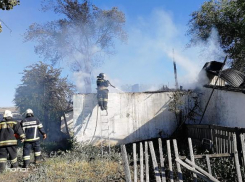 Страшный пожар уничтожил скандальный барак в Волгограде 