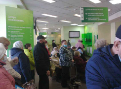 «Боятся доверять современным технологиям»: Сбербанк предупредил волгоградцев об очередях