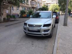 На севере Волгограда каждую ночь «бомбят» машины во дворах