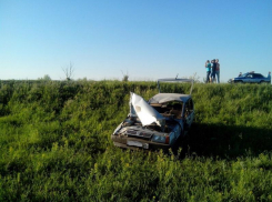 Под Волгоградом «Десятка» врезалась в «Ладу» и сбила на обочине пешехода