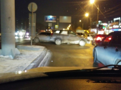 Вторая Продольная  встала в пробке из-за двух ДТП в Волгограде 