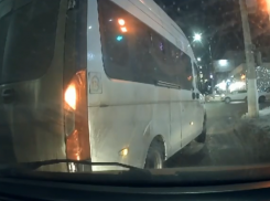 Маршрутчик набросился на машину жены участника СВО в Волгограде