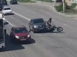 Чудом вынырнул из-под колес иномарки зазевавшийся мотоциклист в Волгограде