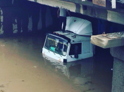 При въезде в Волжский фуры тонут после ливня в огромной луже 