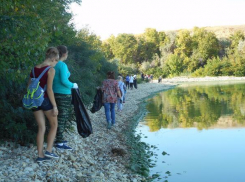 Школьники Камышина убрали мусор в парке Щербаковский