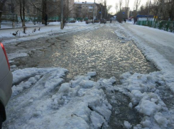 Дорога на юге Волгограда тонет в разрастающейся луже 