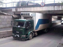 Фура застряла под мостом в Волгограде