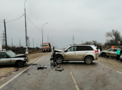 На севере Волгограда в тройном ДТП пострадали три человека
