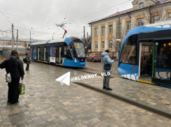 Заглохшая Mazda остановила трамваи в Волгограде 