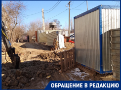 Волгоградка с ребёнком на коляске преодолевает строительные катакомбы ради похода в поликлинику