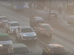 Летевший на красный водитель снес волгоградку на пешеходном переходе: видео
