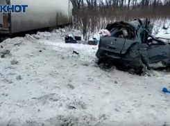Опубликовано видео с места ДТП с 5 погибшими в Волгоградской области: авто было на летней резине