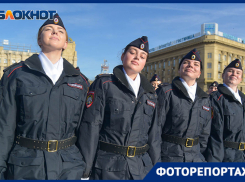 Красавицы-полицейские и мужественные ОМОНовцы: стражи порядка отметили профессиональный праздник в Волгограде