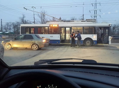 В Волгограде иномарка столкнулась с троллейбусом