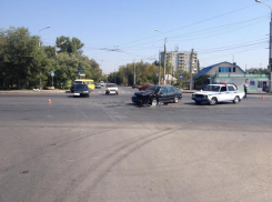 В ДТП на юге Волгограда столкнулись две легковушки и новый «Волгабас»