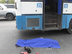 В Волжском водитель автобуса переехал упавшего при высадке пассажира 