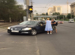 В центре Волгограда велосипедист протаранил дорогую иномарку