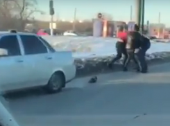 Неравная драка в центре Волгограда попала на видео