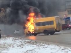 На севере Волгограда сгорела маршрутка