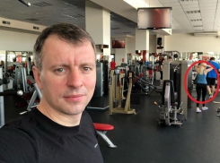 Замглавы Волгограда украдкой сфотографировал ягодицы