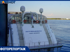 Гигантская яхта миллиардеров пришвартовалась на набережной в Волгограде