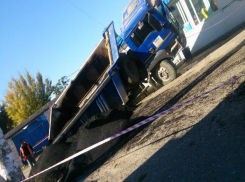 В Волгограде грузовик с асфальтом рухнул в камеру теплотрассы 
