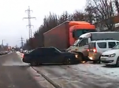 Волгоградец на черном «Мерседесе» в попытке доказать свою крутость разбил три авто