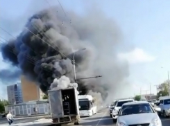 Полыхающий автобус на остановке в Волгограде засняли очевидцы